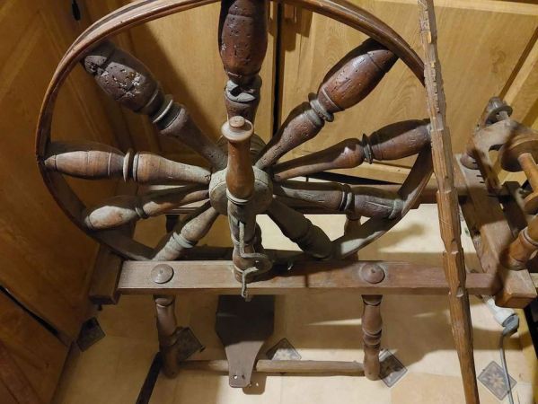I have come across an old vintage wool spinning wheel and was wondering if there are any experts out there who could off