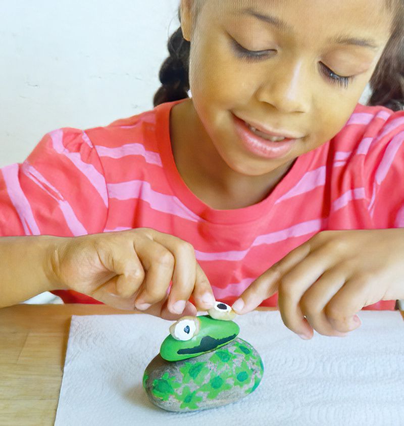 Make Froggy Pebble Bookends for Fun
