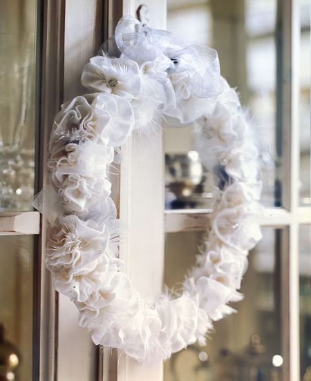 Craft a Stunning Felt Frosted Wreath for Christmas thumbnail