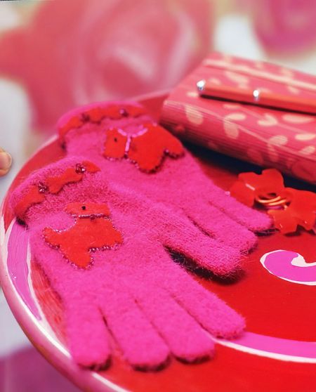 Felt Puppy Gloves Will Keep You Cozy and Warm This Winter thumbnail