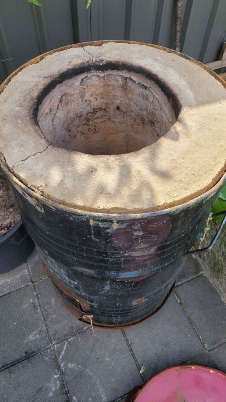 Hi, my friend and I, have just moved into a new flat and we found this thing in our back garden. Left by a previous tena